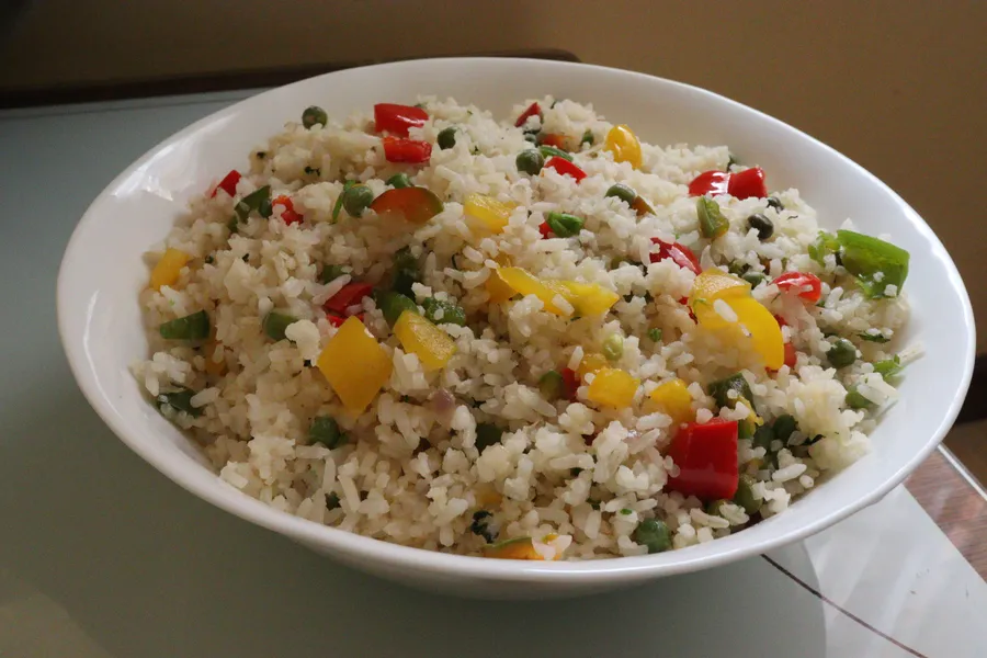 Un bol de arroz con verduras